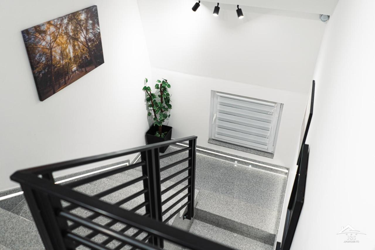 J&S Apartments Ni 外观 照片