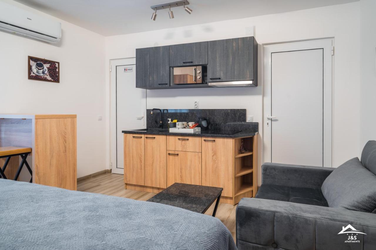 J&S Apartments Ni 外观 照片